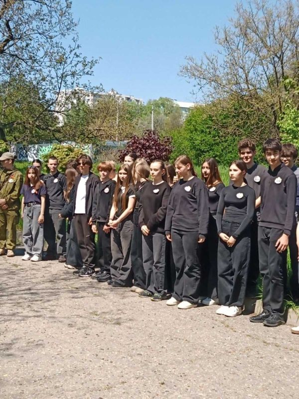 В парке Дружбы народов бендерские школьники - участники клуба "Юный дипломат" - высадили Аллею победы В парке Дружбы народов бендерские школьники - участники клуба "Юный дипломат" - высадили Аллею победы