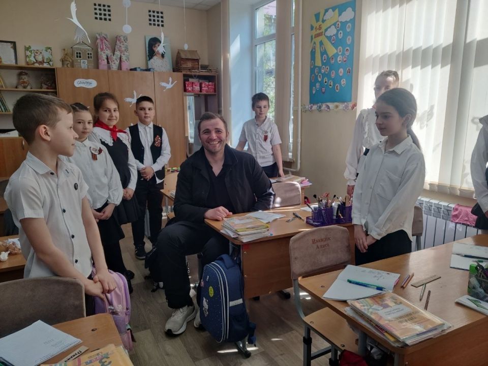 Затем актёр посетил Среднюю школу №2, где учился с 1 по 9 класс Затем актёр посетил Среднюю школу №2, где учился с 1 по 9 класс
