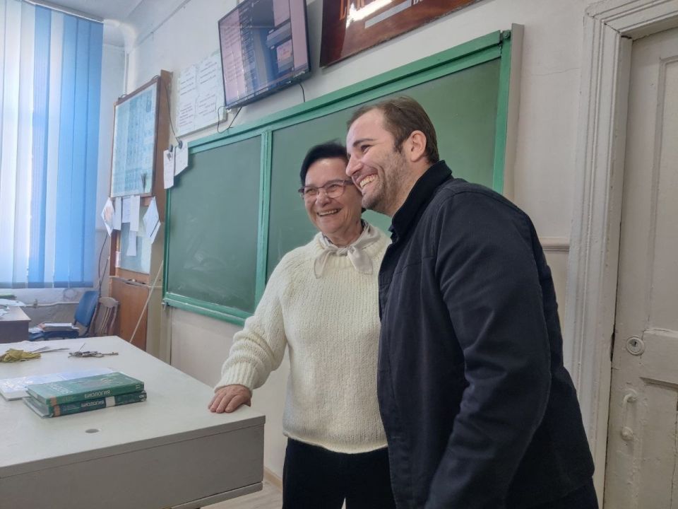 Затем актёр посетил Среднюю школу №2, где учился с 1 по 9 класс Затем актёр посетил Среднюю школу №2, где учился с 1 по 9 класс
