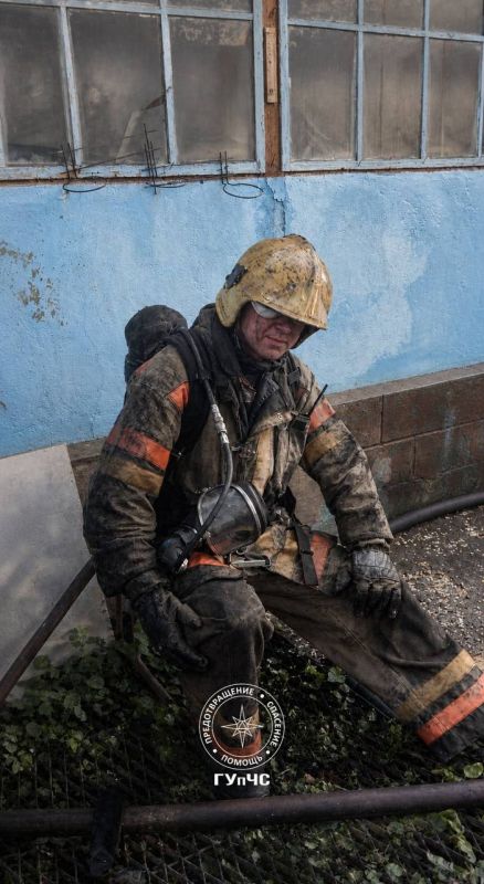На фото – один из пожарных, который тушил дом в Ержово