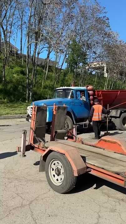 Дорожники прямо сейчас латают ямы на набережной в Тирасполе