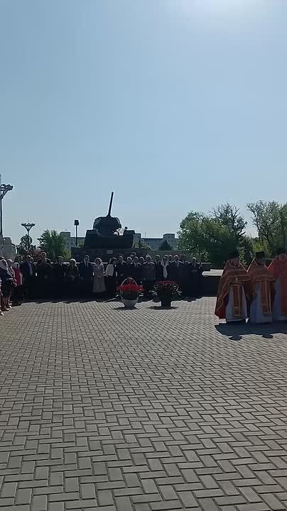 Божественная литургия в честь Великомученика Георгия Победоносца в эти минуты проходит на столичном Мемориале Славы