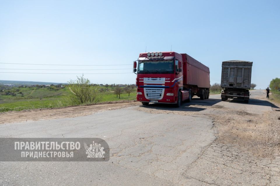 Межведомственная комиссия под руководством заместителя министра экономического развития – начальника Департамента строительства, архитектуры и дорожного хозяйства Юрия Олейника обследовала ключевые участки автодорог с... Межведомственная комиссия под руководством заместителя министра экономического развития – начальника Департамента строительства, архитектуры и дорожного хозяйства Юрия Олейника обследовала ключевые участки автодорог с...
