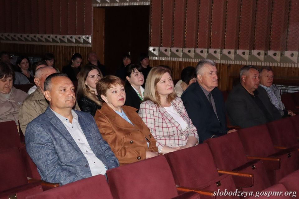 В РДК прошёл показ фильма «Приднестровский народ: выкованный веками» для сотрудников госадминистрации, организаций и учреждений района В РДК прошёл показ фильма «Приднестровский народ: выкованный веками» для сотрудников госадминистрации, организаций и учреждений района