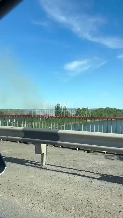 Клубы дыма поднимаются неподалёку от старого пляжа в Бендерах (напротив гребной базы)