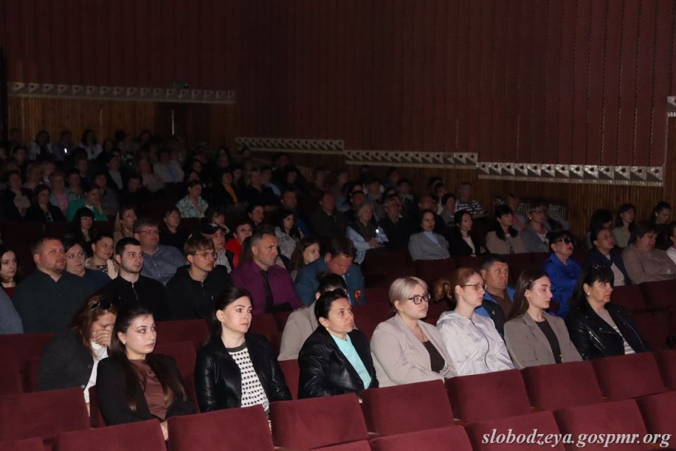 В РДК прошёл показ фильма «Приднестровский народ: выкованный веками» для сотрудников госадминистрации, организаций и учреждений района В РДК прошёл показ фильма «Приднестровский народ: выкованный веками» для сотрудников госадминистрации, организаций и учреждений района