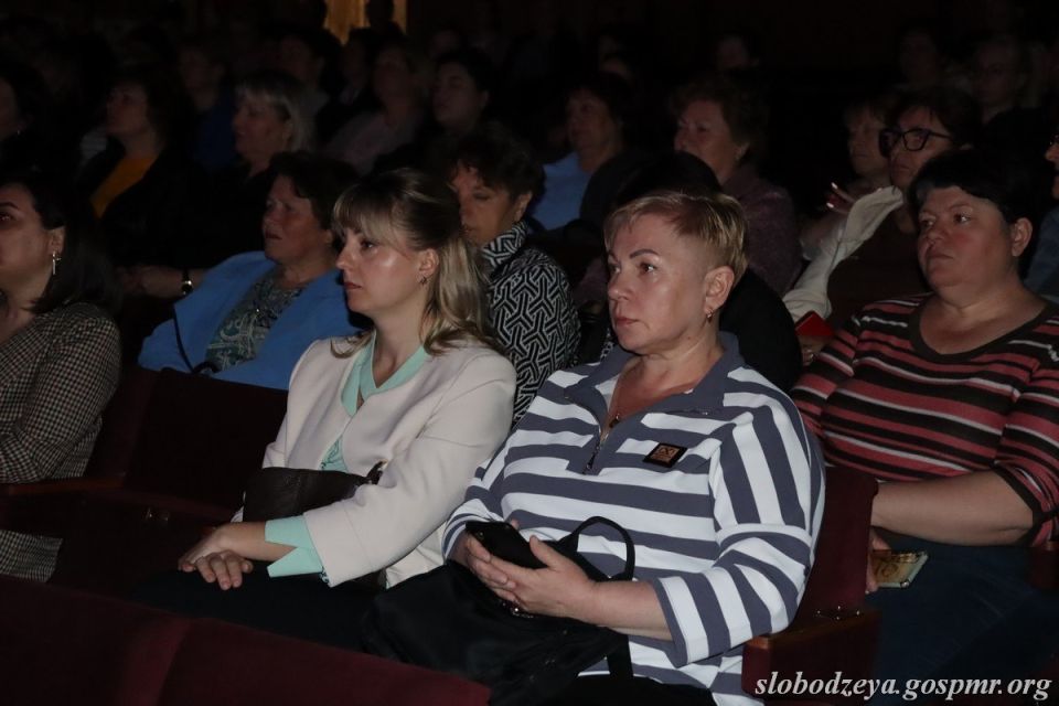 В РДК прошёл показ фильма «Приднестровский народ: выкованный веками» для сотрудников госадминистрации, организаций и учреждений района В РДК прошёл показ фильма «Приднестровский народ: выкованный веками» для сотрудников госадминистрации, организаций и учреждений района