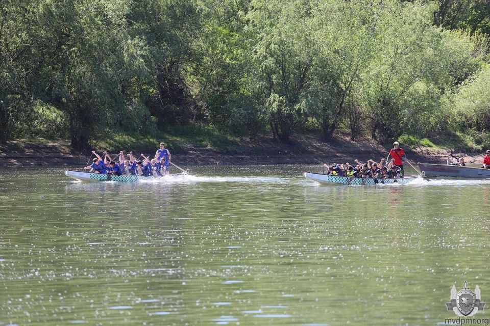 Регата в честь Дня Победы. В преддверии праздника, 7 мая, на Днестре прошла регата на лодках класса «Дракон» — соревнование, где важны не только скорость и сила, но прежде всего командный дух, выдержка и чувство плеча рядом Регата в честь Дня Победы. В преддверии праздника, 7 мая, на Днестре прошла регата на лодках класса «Дракон» — соревнование, где важны не только скорость и сила, но прежде всего командный дух, выдержка и чувство плеча рядом