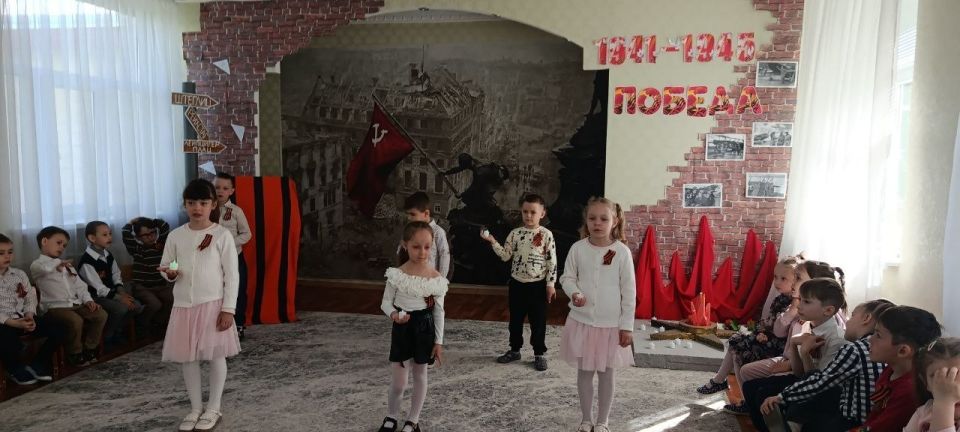 В детском саду №33 «Тополёк» малыши провели свой «Бессмертный полк», посвящённый Дню Победы