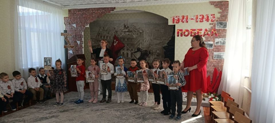 В детском саду №33 «Тополёк» малыши провели свой «Бессмертный полк», посвящённый Дню Победы В детском саду №33 «Тополёк» малыши провели свой «Бессмертный полк», посвящённый Дню Победы