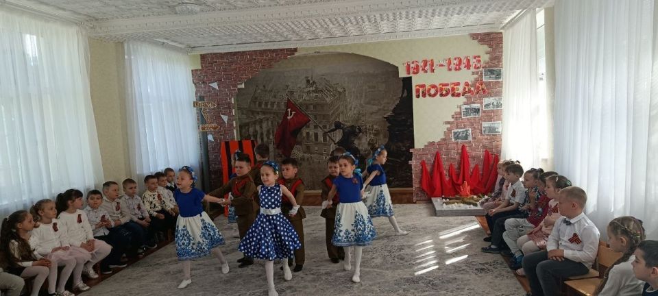 В детском саду №33 «Тополёк» малыши провели свой «Бессмертный полк», посвящённый Дню Победы В детском саду №33 «Тополёк» малыши провели свой «Бессмертный полк», посвящённый Дню Победы