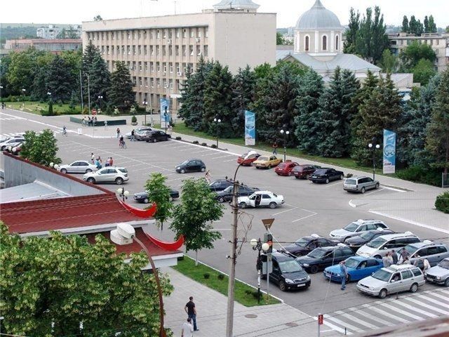 Вниманию автомобилистов!. В Бендерах 9 мая в связи с проведением праздничных мероприятий с 09-30 до 11-30 по ул. Суворова от площади Освобождения до площади Героев будет ограничено движение транспорта