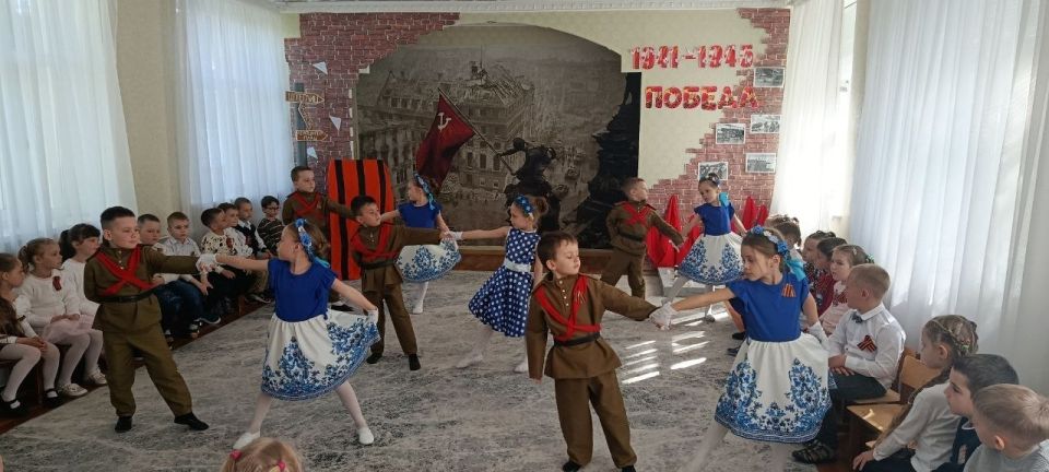 В детском саду №33 «Тополёк» малыши провели свой «Бессмертный полк», посвящённый Дню Победы В детском саду №33 «Тополёк» малыши провели свой «Бессмертный полк», посвящённый Дню Победы