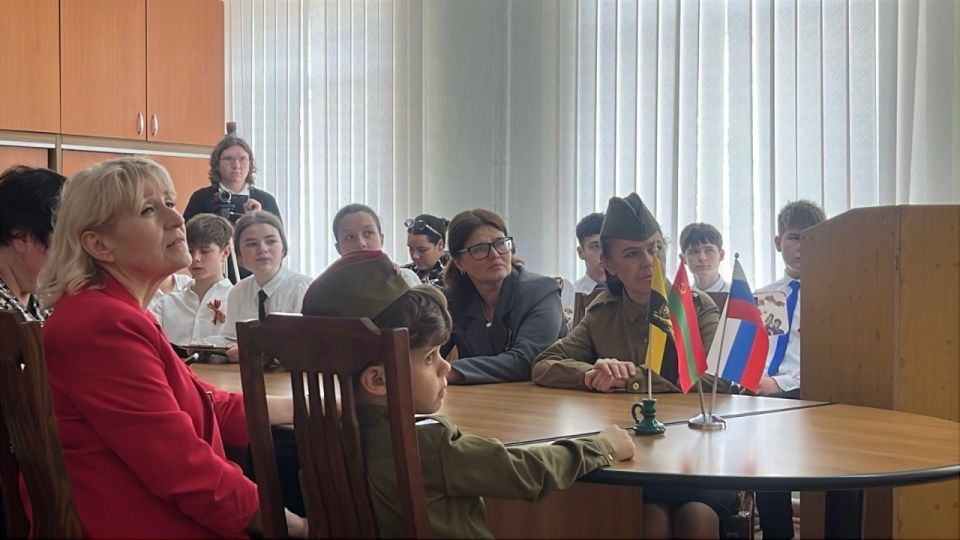 В Бендерской гимназии №1 прошёл телемост «Живая нить Победы!» с гимназией №330 из Санкт-Петербурга