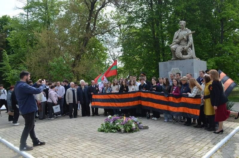 В Новотираспольском у Мемориала героям Великой Отечественной войны сегодня собрались жители посёлка с портретами фронтовиков, чтобы вспомнить тех, кто приближал Победу В Новотираспольском у Мемориала героям Великой Отечественной войны сегодня собрались жители посёлка с портретами фронтовиков, чтобы вспомнить тех, кто приближал Победу