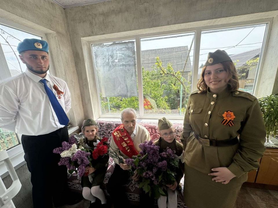 Ветерана Захара Башмакова поздравили и гимназисты первой гимназии