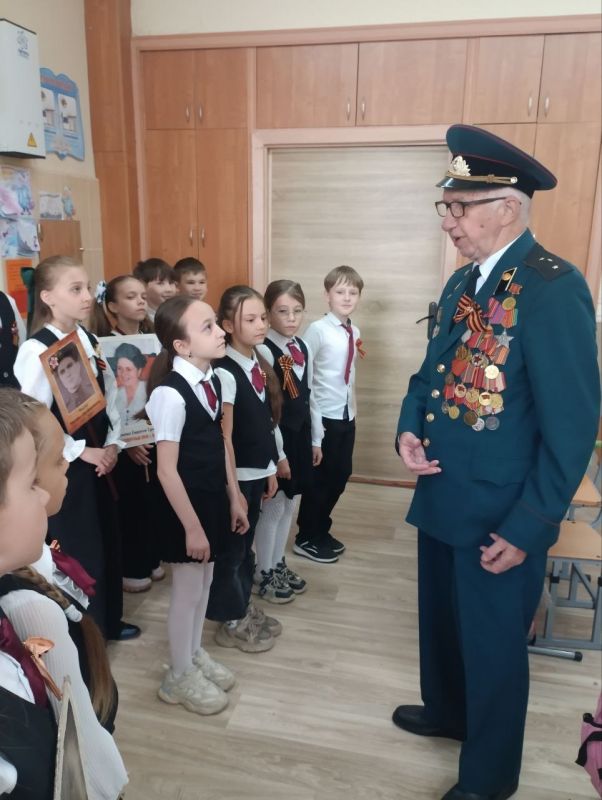 Ученики Бендерской школы №15 встретились с ветеранами Захаром Башмаковым и Валентином Иванченко Ученики Бендерской школы №15 встретились с ветеранами Захаром Башмаковым и Валентином Иванченко