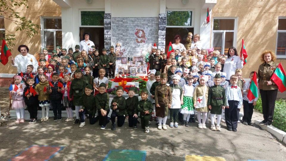 Парад дошколят и концертная программа к Дню Победы от детского сада №24