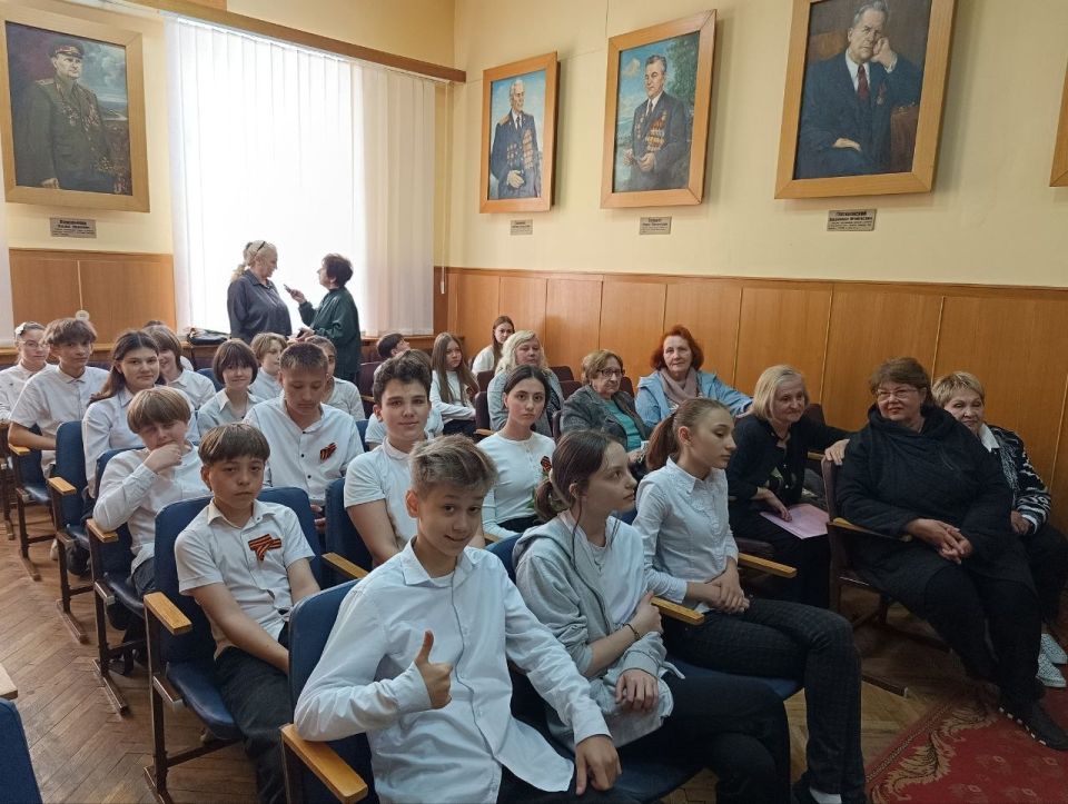В Бендерском историко-краеведческом музее прошёл лекторий с участием писателей и поэтов литературного объединения «Горизонт» для учеников средней школы №15 В Бендерском историко-краеведческом музее прошёл лекторий с участием писателей и поэтов литературного объединения «Горизонт» для учеников средней школы №15