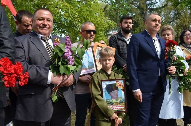 В Новотираспольском у Мемориала героям Великой Отечественной войны сегодня собрались жители посёлка с портретами фронтовиков, чтобы вспомнить тех, кто приближал Победу В Новотираспольском у Мемориала героям Великой Отечественной войны сегодня собрались жители посёлка с портретами фронтовиков, чтобы вспомнить тех, кто приближал Победу