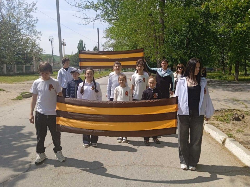 Также ученики средней школы №4 присоединились к патриотической акции "Георгиевская ленточка" Также ученики средней школы №4 присоединились к патриотической акции "Георгиевская ленточка"