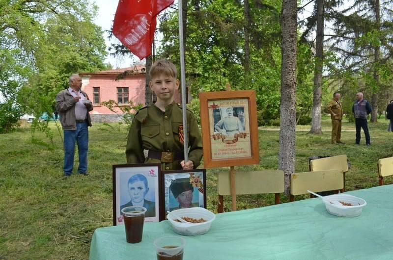 В Новотираспольском у Мемориала героям Великой Отечественной войны сегодня собрались жители посёлка с портретами фронтовиков, чтобы вспомнить тех, кто приближал Победу В Новотираспольском у Мемориала героям Великой Отечественной войны сегодня собрались жители посёлка с портретами фронтовиков, чтобы вспомнить тех, кто приближал Победу