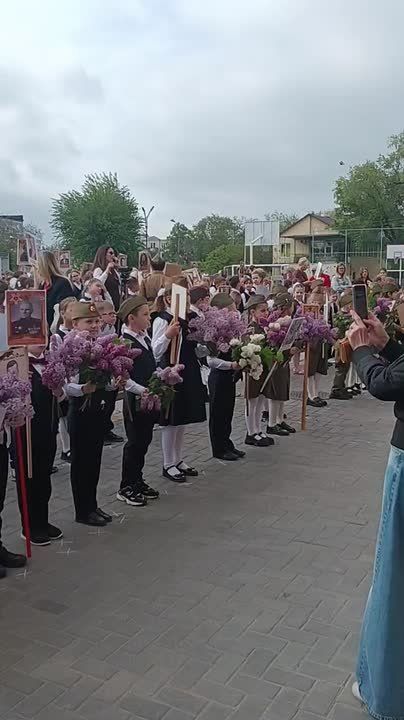 Проникновенные стихи, военные песни в исполнении педагогов, трогательные слова ведущих – всё это создало особую атмосферу памяти, гордости и благодарности