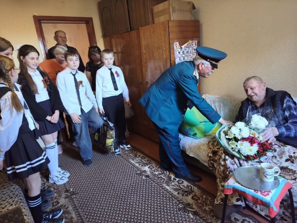 Ученики Бендерской школы №15 встретились с ветеранами Захаром Башмаковым и Валентином Иванченко Ученики Бендерской школы №15 встретились с ветеранами Захаром Башмаковым и Валентином Иванченко