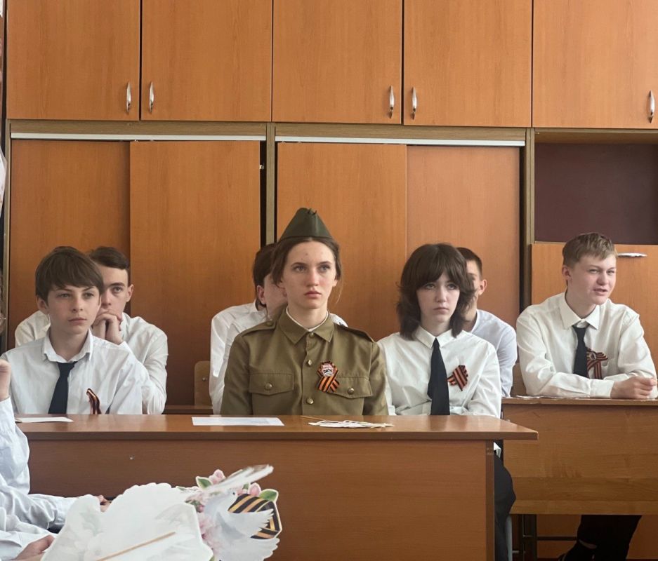 В Бендерской гимназии №1 состоялся телемост «Живая нить Победы!» с гимназия №330 из Санкт-Петербурга В Бендерской гимназии №1 состоялся телемост «Живая нить Победы!» с гимназия №330 из Санкт-Петербурга