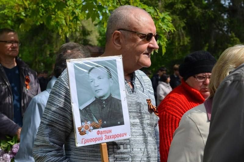 В Новотираспольском у Мемориала героям Великой Отечественной войны сегодня собрались жители посёлка с портретами фронтовиков, чтобы вспомнить тех, кто приближал Победу В Новотираспольском у Мемориала героям Великой Отечественной войны сегодня собрались жители посёлка с портретами фронтовиков, чтобы вспомнить тех, кто приближал Победу