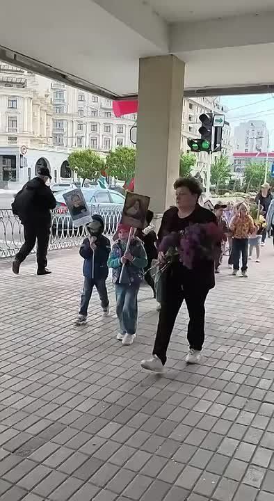 Любо-дорого глядеть на наше подрастающее поколение, говорит автор видео, который заснял детсадовцев с портретами фронтовиков и букетами в центре Тирасполя