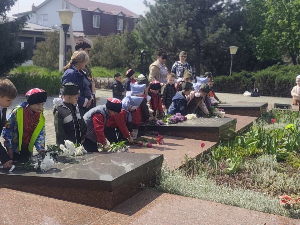 Малыши дубоссарского детского сада «Стелуца» сегодня возложили цветы к братской могиле на Мемориале Воинской Славы