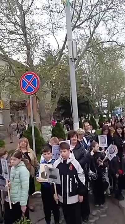 Школьники в Рыбнице выстроились на площади с портретами