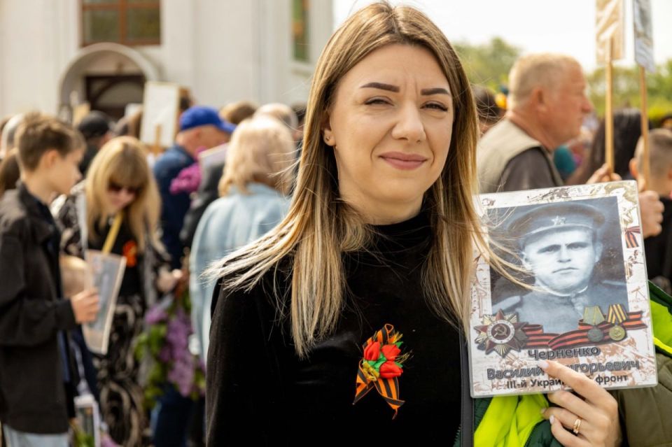Какие сильные кадры Бессмертного полка в Тирасполе — тысячи тираспольчан и гостей столицы сегодня вышли на шествие с портретами героев Какие сильные кадры Бессмертного полка в Тирасполе — тысячи тираспольчан и гостей столицы сегодня вышли на шествие с портретами героев