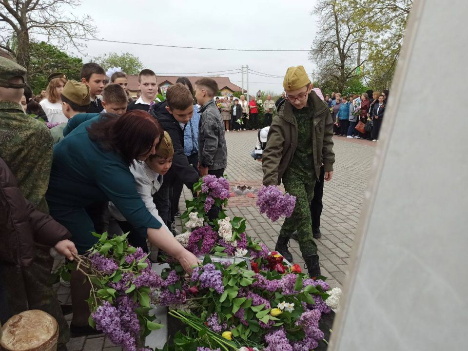 У подножия легендарного Т-34-85 на Кургане Славы и к могилам павших героев дубоссарцы несут цветы в знак вечной благодарности защитникам, освободившим родную землю от фашизма У подножия легендарного Т-34-85 на Кургане Славы и к могилам павших героев дубоссарцы несут цветы в знак вечной благодарности защитникам, освободившим родную землю от фашизма