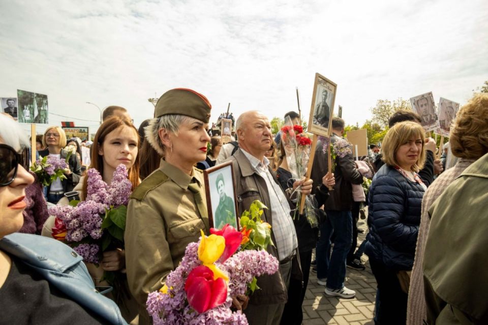Какие сильные кадры Бессмертного полка в Тирасполе — тысячи тираспольчан и гостей столицы сегодня вышли на шествие с портретами героев Какие сильные кадры Бессмертного полка в Тирасполе — тысячи тираспольчан и гостей столицы сегодня вышли на шествие с портретами героев