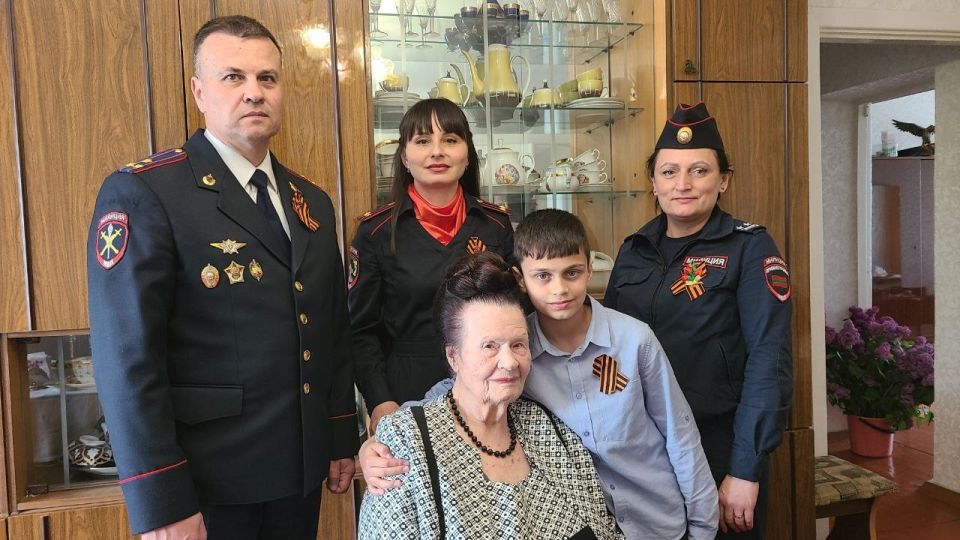 Чтобы помнили.... В День Победы сотрудники и ветераны бендерской милиции вместе со школьниками возложили цветы к могилам ветеранов Великой Отечественной войны Чтобы помнили.... В День Победы сотрудники и ветераны бендерской милиции вместе со школьниками возложили цветы к могилам ветеранов Великой Отечественной войны