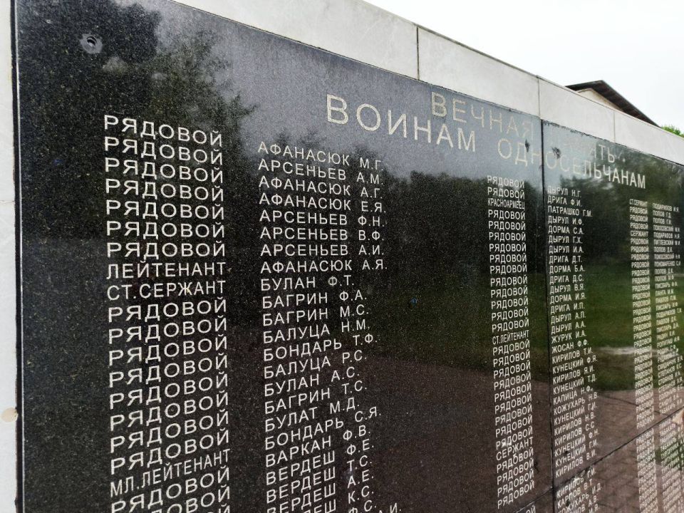 У подножия легендарного Т-34-85 на Кургане Славы и к могилам павших героев дубоссарцы несут цветы в знак вечной благодарности защитникам, освободившим родную землю от фашизма У подножия легендарного Т-34-85 на Кургане Славы и к могилам павших героев дубоссарцы несут цветы в знак вечной благодарности защитникам, освободившим родную землю от фашизма