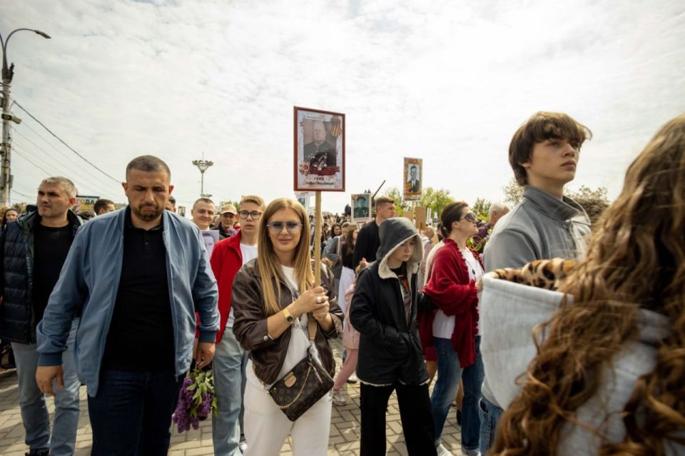 Какие сильные кадры Бессмертного полка в Тирасполе — тысячи тираспольчан и гостей столицы сегодня вышли на шествие с портретами героев Какие сильные кадры Бессмертного полка в Тирасполе — тысячи тираспольчан и гостей столицы сегодня вышли на шествие с портретами героев