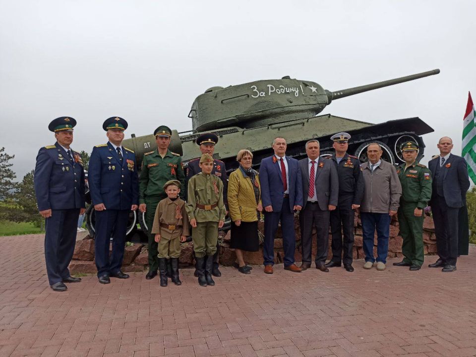 У подножия легендарного Т-34-85 на Кургане Славы и к могилам павших героев дубоссарцы несут цветы в знак вечной благодарности защитникам, освободившим родную землю от фашизма У подножия легендарного Т-34-85 на Кургане Славы и к могилам павших героев дубоссарцы несут цветы в знак вечной благодарности защитникам, освободившим родную землю от фашизма