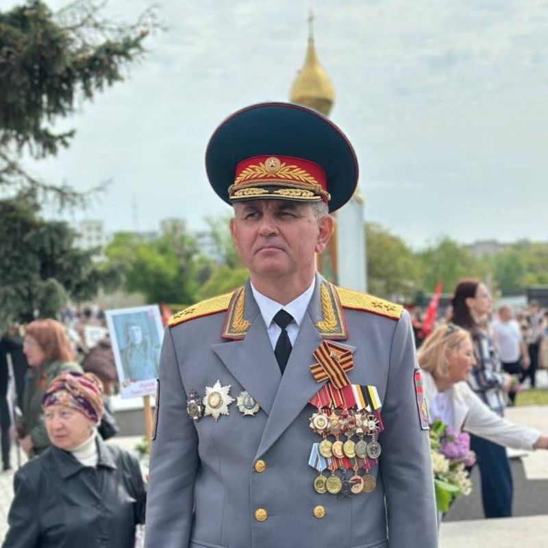 Президент Вадим Красносельский после возложения цветов на Мемориале Славы в Тирасполе пообщался с журналистами