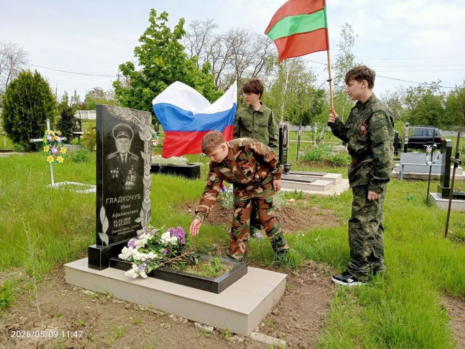 Чтобы помнили.... В День Победы сотрудники и ветераны бендерской милиции вместе со школьниками возложили цветы к могилам ветеранов Великой Отечественной войны Чтобы помнили.... В День Победы сотрудники и ветераны бендерской милиции вместе со школьниками возложили цветы к могилам ветеранов Великой Отечественной войны