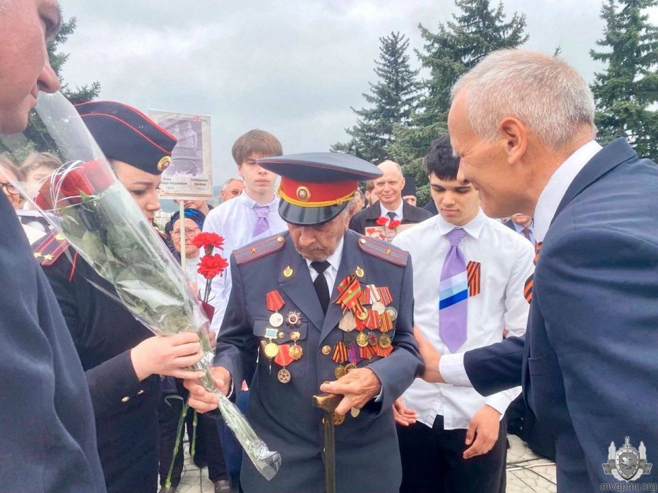 В памятных мероприятиях принял участие ветеран органов внутренних дел, фронтовик Филипп Сафронович Оловягин, ему – 102 года В памятных мероприятиях принял участие ветеран органов внутренних дел, фронтовик Филипп Сафронович Оловягин, ему – 102 года