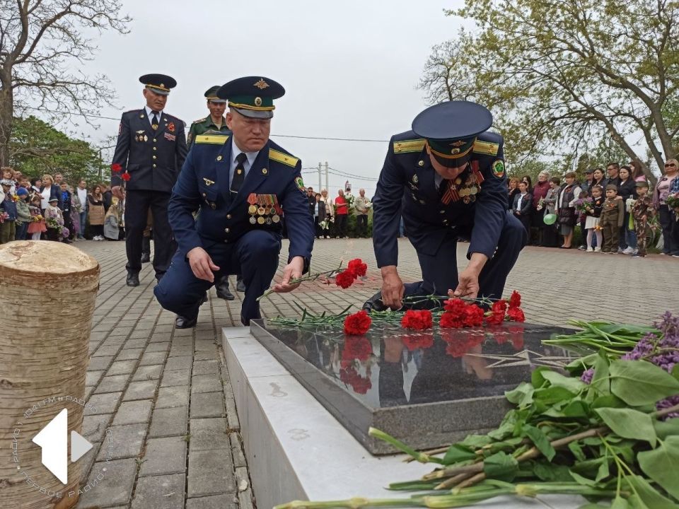 Дубоссарцы возлагают цветы к мемориалу в микрорайоне Лунга
