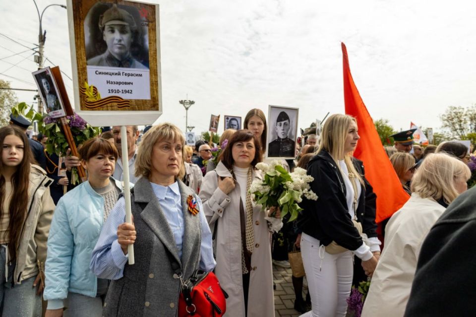 Какие сильные кадры Бессмертного полка в Тирасполе — тысячи тираспольчан и гостей столицы сегодня вышли на шествие с портретами героев Какие сильные кадры Бессмертного полка в Тирасполе — тысячи тираспольчан и гостей столицы сегодня вышли на шествие с портретами героев