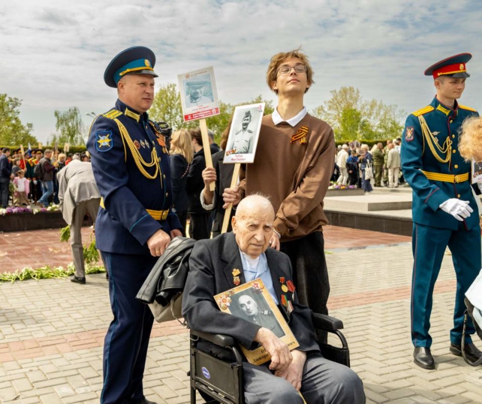Какие сильные кадры Бессмертного полка в Тирасполе — тысячи тираспольчан и гостей столицы сегодня вышли на шествие с портретами героев Какие сильные кадры Бессмертного полка в Тирасполе — тысячи тираспольчан и гостей столицы сегодня вышли на шествие с портретами героев