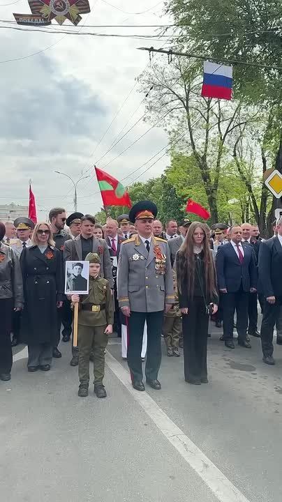 Вадим Красносельский идёт со своими внуками