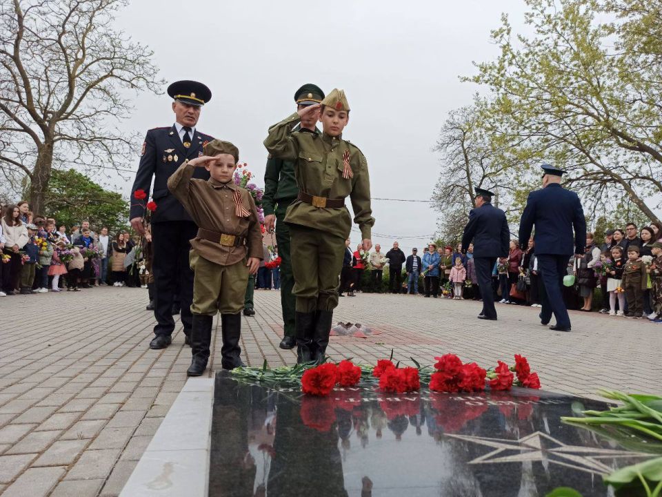 У подножия легендарного Т-34-85 на Кургане Славы и к могилам павших героев дубоссарцы несут цветы в знак вечной благодарности защитникам, освободившим родную землю от фашизма У подножия легендарного Т-34-85 на Кургане Славы и к могилам павших героев дубоссарцы несут цветы в знак вечной благодарности защитникам, освободившим родную землю от фашизма