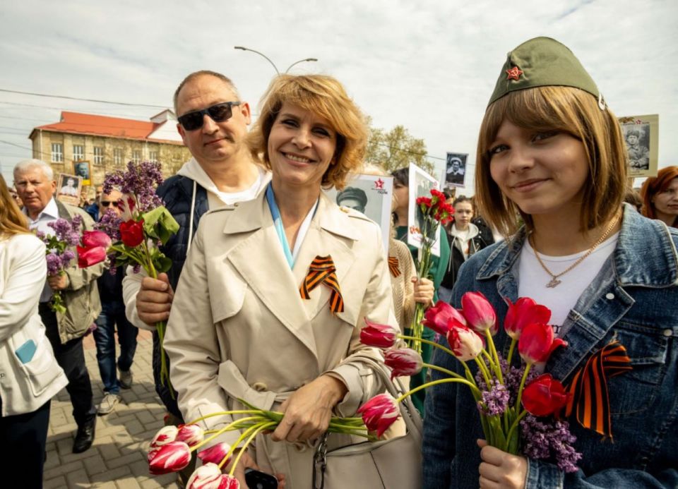 Какие сильные кадры Бессмертного полка в Тирасполе — тысячи тираспольчан и гостей столицы сегодня вышли на шествие с портретами героев Какие сильные кадры Бессмертного полка в Тирасполе — тысячи тираспольчан и гостей столицы сегодня вышли на шествие с портретами героев
