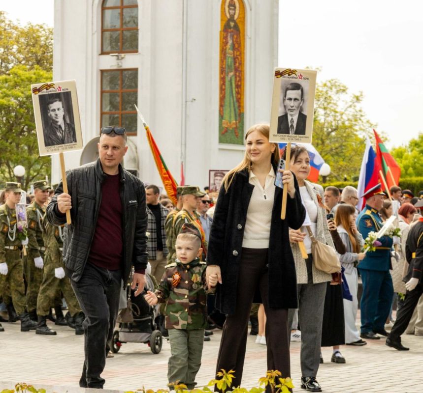 Какие сильные кадры Бессмертного полка в Тирасполе — тысячи тираспольчан и гостей столицы сегодня вышли на шествие с портретами героев Какие сильные кадры Бессмертного полка в Тирасполе — тысячи тираспольчан и гостей столицы сегодня вышли на шествие с портретами героев